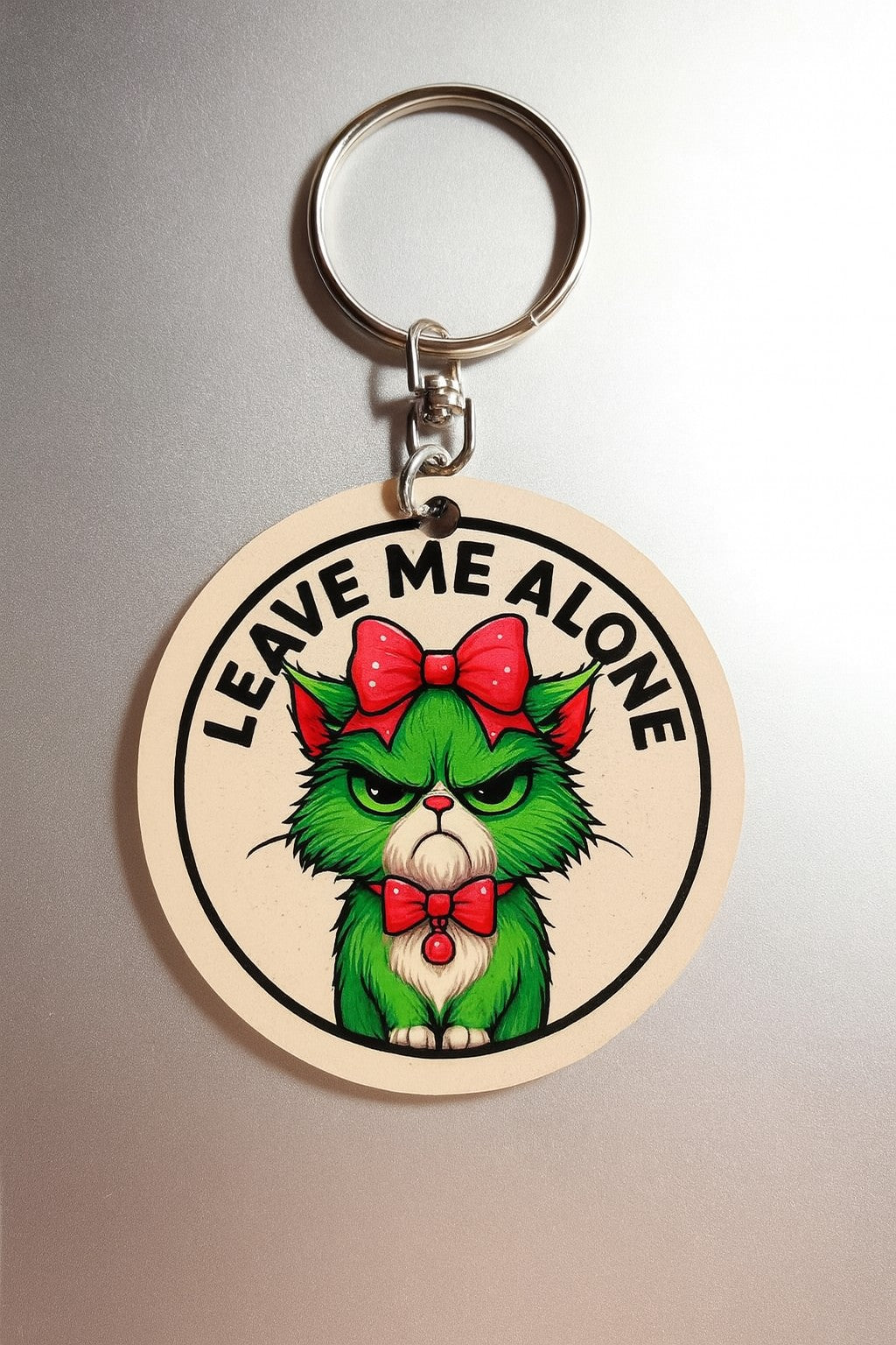 Portachiavi/Charm in legno "Leave me alone"