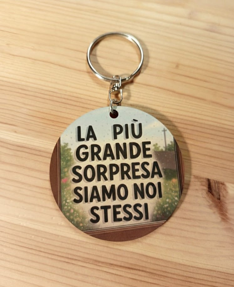 Portachiavi/Charm in legno "La piÃ¹ grande sorpresa"