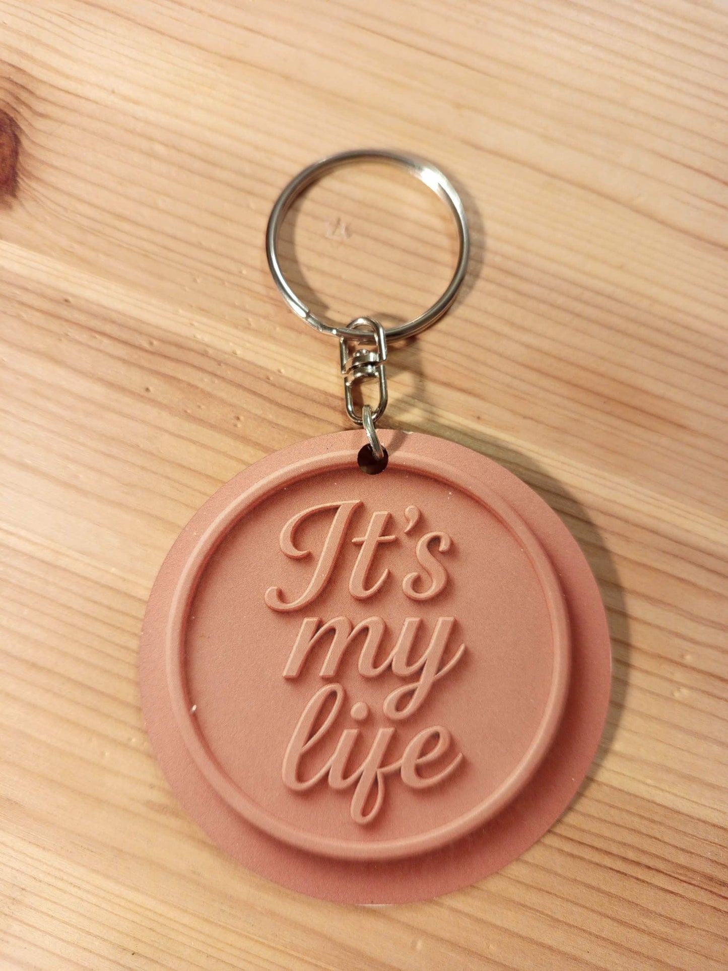 Portachiavi/Charm in legno "It's my life"
