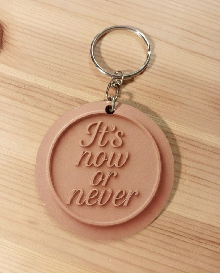 Portachiavi/Charm in legno "It's my life"