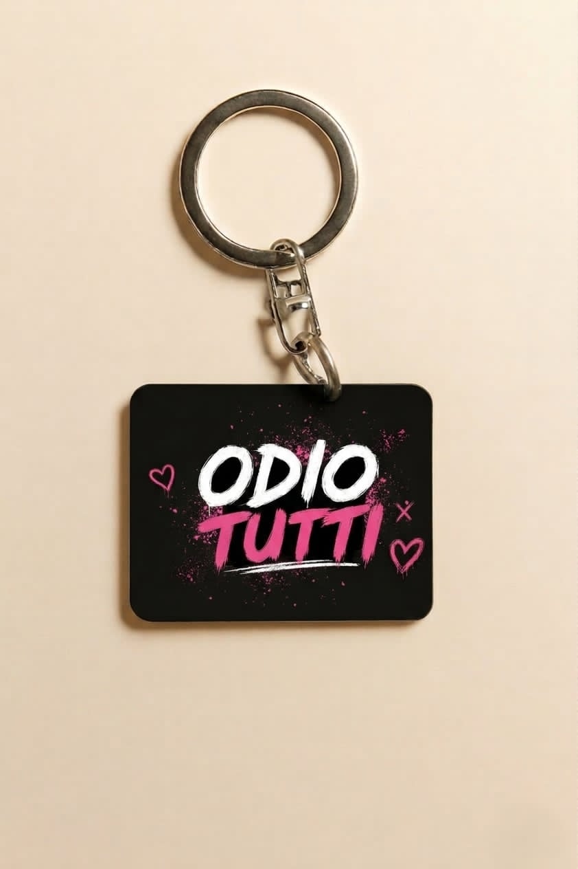 Portachiavi in legno "Odio Tutti"